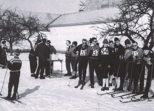 I 1960 begynte det tradisjonelle Husebyrennet ved bedriften. Dette bildet er fra rennet i 1963. Bedriften i bakgrunnen.